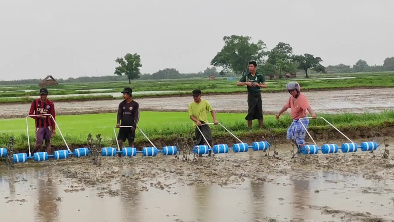 ငပုတောမြို့နယ် ဖျန်ရေကျော်ကျေးရွာတွင် မျိုးစေ့ချကရိယာ (Drum Seeder) ပေးအပ...