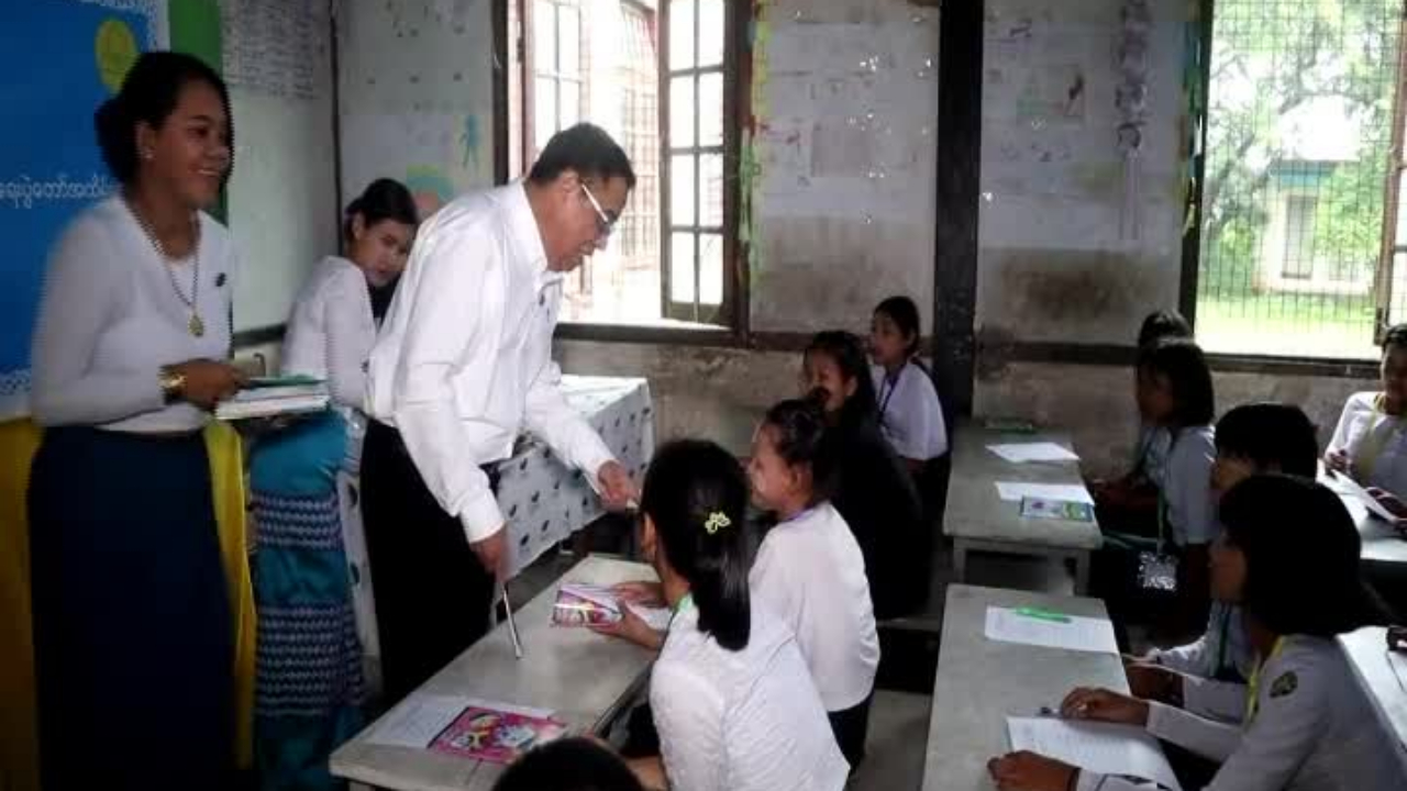 တနင်္သာရီတိုင်းဒေသကြီးဝန်ကြီးချုပ်ဦးမြတ်ကို     ကျောင်းစာကြည့်တို...