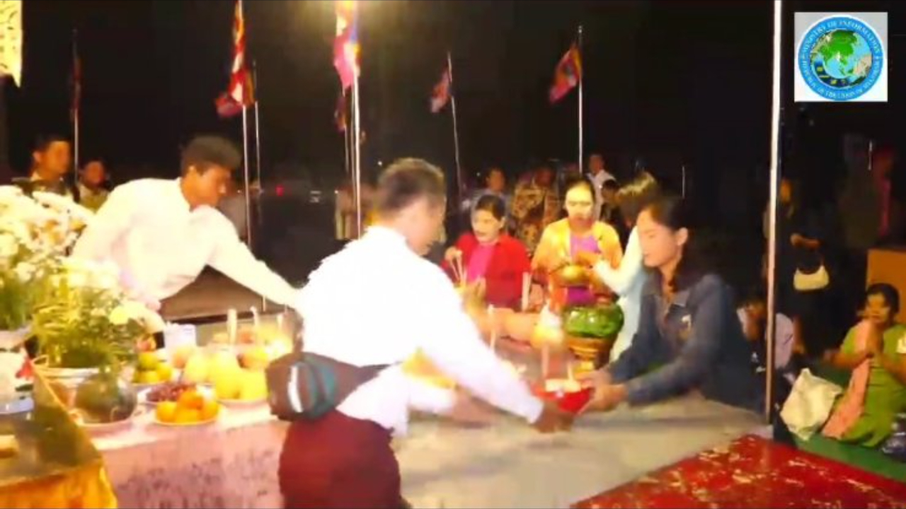မော်လမြိုင်မြို့တွင် တန်ဆောင်မုန်းလပြည့်နေ၌ဆွမ်းအိုးမျှောကပ်လှူ...